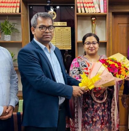 ছবি : কক্সবাজার জুডিসিয়াল ম্যাজিস্ট্রেসিতে সিনিয়র জুডিসিয়াল ম্যাজিস্ট্রেট মেহেরাজ আফরোজ হোসেন যোগদান করার পর চীফ জুডিসিয়াল ম্যাজিস্ট্রেট মোঃ আক্তার হোসেন তাঁকে ফুল দিয়ে শুভেচ্ছা জানাচ্ছেন।