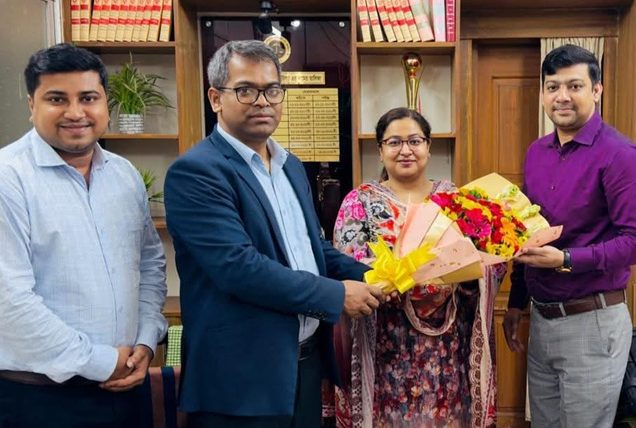 ছবি : কক্সবাজার জুডিসিয়াল ম্যাজিস্ট্রেসিতে সিনিয়র জুডিসিয়াল ম্যাজিস্ট্রেট মেহেরাজ আফরোজ হোসেন যোগদান করার পর চীফ জুডিসিয়াল ম্যাজিস্ট্রেট মোঃ আক্তার হোসেন তাঁকে ফুল দিয়ে শুভেচ্ছা জানাচ্ছেন।