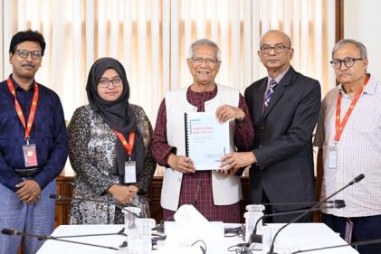 গুম সংক্রান্ত কমিশনের দ্বিতীয় প্রতিবেদন প্রধান উপদেষ্টার কাছে হস্তান্তর