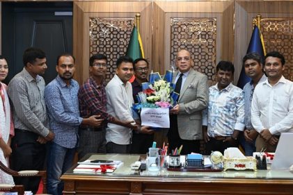সুপ্রিম কোর্ট রিপোর্টার্স ফোরামের নতুন কমিটি প্রধান বিচারপতিকে ফুল দিয়ে শুভেচ্ছা জানান
