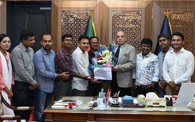 সুপ্রিম কোর্ট রিপোর্টার্স ফোরামের নতুন কমিটি প্রধান বিচারপতিকে ফুল দিয়ে শুভেচ্ছা জানান