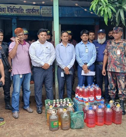 নারায়ণগঞ্জে অনুমোদনহীন তেল মজুত ও বিক্রির বিরুদ্ধে মোবাইল কোর্টের অভিযান