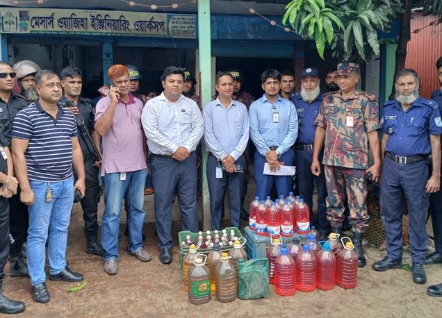 নারায়ণগঞ্জে অনুমোদনহীন তেল মজুত ও বিক্রির বিরুদ্ধে মোবাইল কোর্টের অভিযান