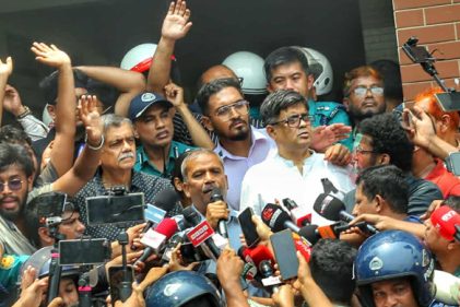 আইন ও শিক্ষা উপদেষ্টা অবরুদ্ধ, সব দাবি মেনে নিয়েছি বললেন আসিফ নজরুল