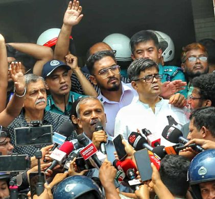 আইন ও শিক্ষা উপদেষ্টা অবরুদ্ধ, সব দাবি মেনে নিয়েছি বললেন আসিফ নজরুল