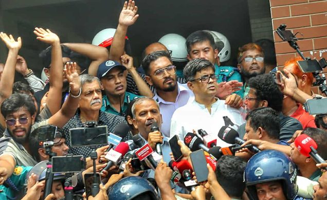 আইন ও শিক্ষা উপদেষ্টা অবরুদ্ধ, সব দাবি মেনে নিয়েছি বললেন আসিফ নজরুল