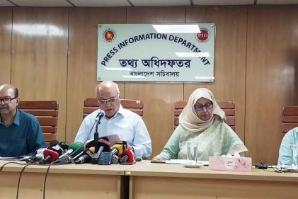 সাংবাদিকদের সঙ্গে কথা বলেন উপদেষ্টা ফারুক-ই-আজম।