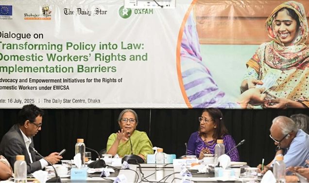 রাজধানীর দ্য ডেইলি স্টার সম্মেলনকক্ষে আয়োজিত ‘গৃহকর্মীদের অধিকার ও বাস্তবায়নে চ্যালেঞ্জ: নীতিমালা থেকে আইন প্রণয়ন নিয়ে সংলাপ’ শীর্ষক আলোচনাসভা। ছবি - পিআইডি