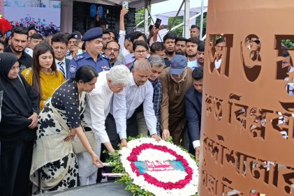 উপদেষ্টাবৃন্দ স্মৃতিস্তম্ভে পুষ্পস্তবক অর্পণ করে শহিদদের প্রতি শ্রদ্ধা জানান