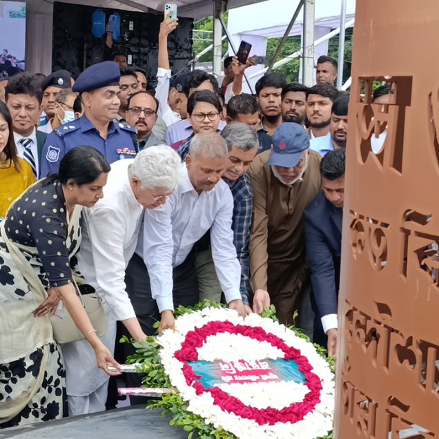 উপদেষ্টাবৃন্দ স্মৃতিস্তম্ভে পুষ্পস্তবক অর্পণ করে শহিদদের প্রতি শ্রদ্ধা জানান