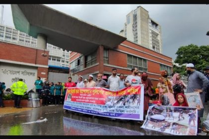 আইন উপদেষ্টার পদত্যাগের দাবিতে সচিবালয়ে বিক্ষোভ