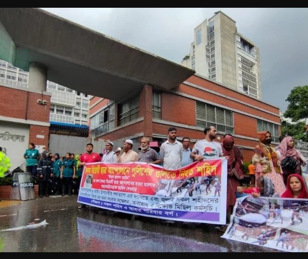 আইন উপদেষ্টার পদত্যাগের দাবিতে সচিবালয়ে বিক্ষোভ