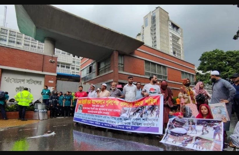 আইন উপদেষ্টার পদত্যাগের দাবিতে সচিবালয়ে বিক্ষোভ