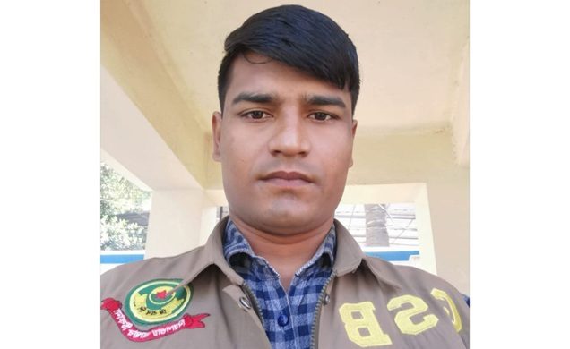 ইয়াবাসহ ধৃত পুলিশ কনস্টেবল মনির