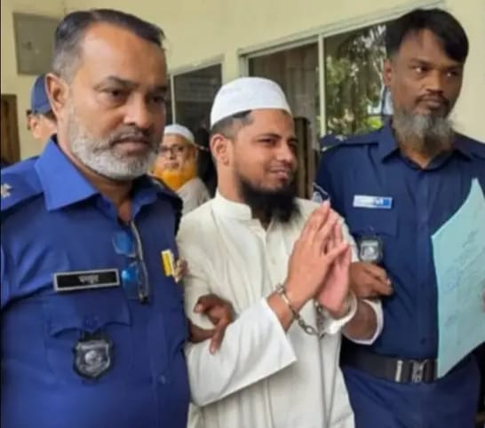 ছবি : মৃত্যুদন্ডে দন্ডিত আসামী মোঃ সোলেমান (মাঝখানে)