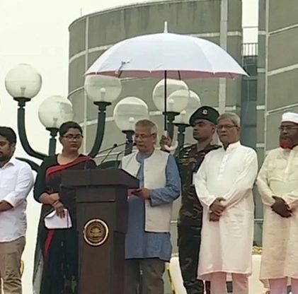 রাজধানীর মানিক মিয়া এভিনিউয়ে ‘জুলাই ঘোষণাপত্র’ পাঠ করেন প্রধান উপদেষ্টা অধ্যাপক ড. মুহাম্মদ ইউনূস