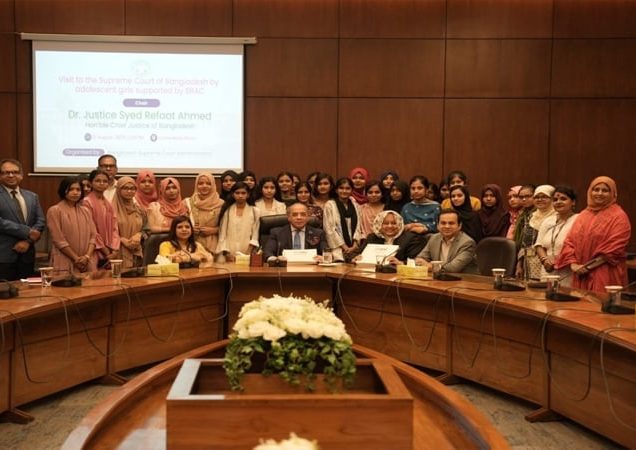 বৃহস্পতিবার সুপ্রিম কোর্টে গিয়ে প্রধান বিচারপতি সৈয়দ রেফাত আহমেদের সঙ্গে সাক্ষাতের সুযোগ পান ৩০ জন ‘স্বপ্নসারথি’ কিশোরী
