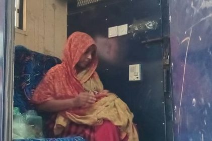কারাগারে নেওয়ার জন্য প্রিজন ভ্যানে মা শাহাজাদী ও তাঁর ১১ দিন বয়সী নবজাতক। রোববার আদালত প্রাঙ্গণে