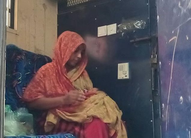 কারাগারে নেওয়ার জন্য প্রিজন ভ্যানে মা শাহাজাদী ও তাঁর ১১ দিন বয়সী নবজাতক। রোববার আদালত প্রাঙ্গণে