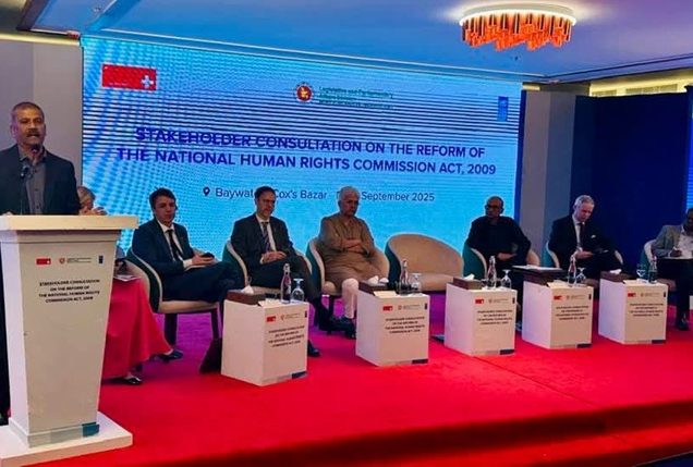 ছবি : কক্সবাজারে মানবাধিকার আইন সংশোধন বিষয়ক কর্মশালায় বক্তব্য রাখছেন আইন উপদেষ্টা ড. আসিফ নজরুল