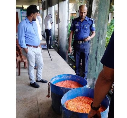 ছবি : কক্সবাজারে মাদকদ্রব্য ধ্বংস কার্যক্রম পরিদর্শন করছেন এসিজেএম ইরফানুল হক চৌধুরী