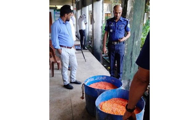 ছবি : কক্সবাজারে মাদকদ্রব্য ধ্বংস কার্যক্রম পরিদর্শন করছেন এসিজেএম ইরফানুল হক চৌধুরী