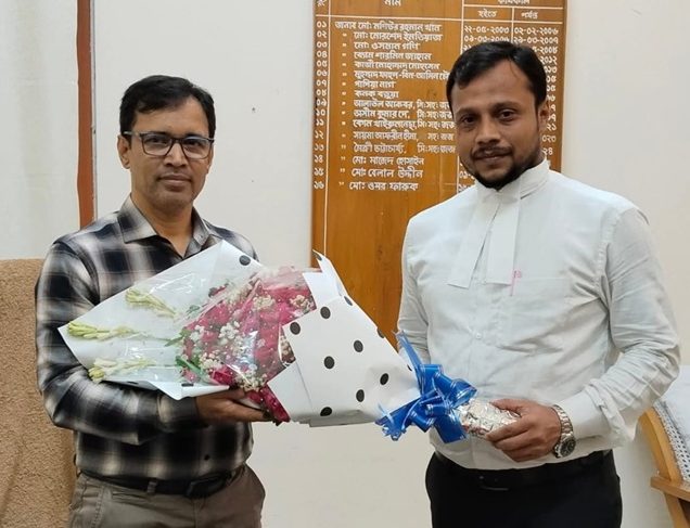 ছবি : কক্সবাজারে ষষ্ঠ অতিরিক্ত জেলা জজ আদালতের বিচারক কাজী সহিদুল ইসলাম বুধবার তাঁর এজলাসে আসলে এপিপি অ্যাডভোকেট শেফাউল করিম রানা তাঁকে ফুল দিয়ে শুভেচ্ছা জানান।