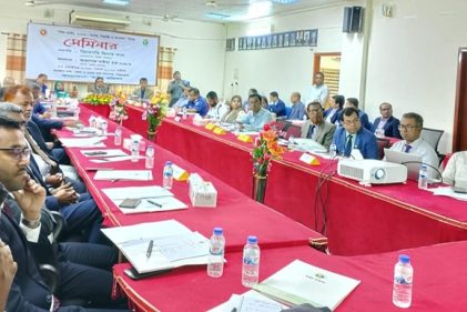 ছবি : শিশু আইন-২০১৩ : সংশয়, বিভ্রান্তি ও অসঙ্গতি" শীর্ষক সেমিনারে সভাপতির বক্তব্য রাখছেন, আইন কমিশনের চেয়ারম্যান বিচারপতি জিনাত আরা