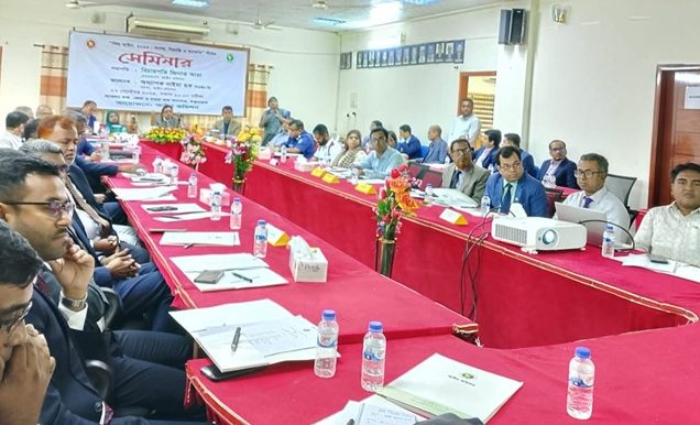 ছবি : শিশু আইন-২০১৩ : সংশয়, বিভ্রান্তি ও অসঙ্গতি" শীর্ষক সেমিনারে সভাপতির বক্তব্য রাখছেন, আইন কমিশনের চেয়ারম্যান বিচারপতি জিনাত আরা