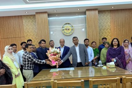 ছবি : নতুন জেলা জজ মোহাম্মদ আবদুর রহিমকে ফুল দিয়ে শুভেচ্ছা জানাচ্ছেন জেলার বিচার বিভাগীয় কর্মকর্তাবৃন্দ