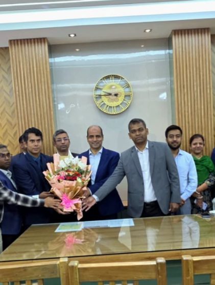 ছবি : নতুন জেলা জজ মোহাম্মদ আবদুর রহিমকে ফুল দিয়ে শুভেচ্ছা জানাচ্ছেন জেলার বিচার বিভাগীয় কর্মকর্তাবৃন্দ