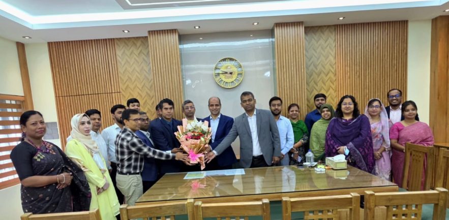 ছবি : নতুন জেলা জজ মোহাম্মদ আবদুর রহিমকে ফুল দিয়ে শুভেচ্ছা জানাচ্ছেন জেলার বিচার বিভাগীয় কর্মকর্তাবৃন্দ