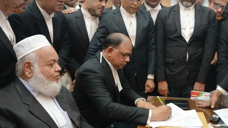দায়িত্ব নিলেন চিফ প্রসিকিউটর আমিনুল ইসলাম