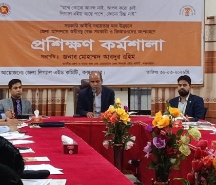 ছবি : প্রশিক্ষণ কর্মশালায় সভাপতির বক্তব্য রাখছেন কক্সবাজারের জেলা ও দায়রা জজ মোহাম্মদ আবদুর রহিম