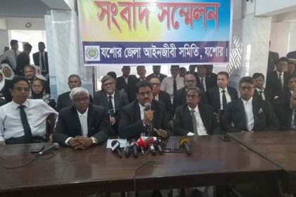 সংবাদ সম্মেলন বক্তব্য দেন যশোর জেলা আইনজীবী সমিতির সভাপতি অ্যাডভোকেট সৈয়দ সাবেরুল হক সাবু