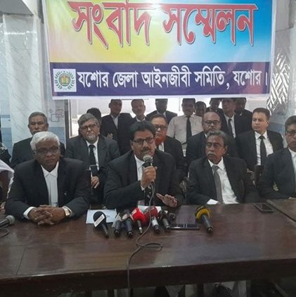 সংবাদ সম্মেলন বক্তব্য দেন যশোর জেলা আইনজীবী সমিতির সভাপতি অ্যাডভোকেট সৈয়দ সাবেরুল হক সাবু