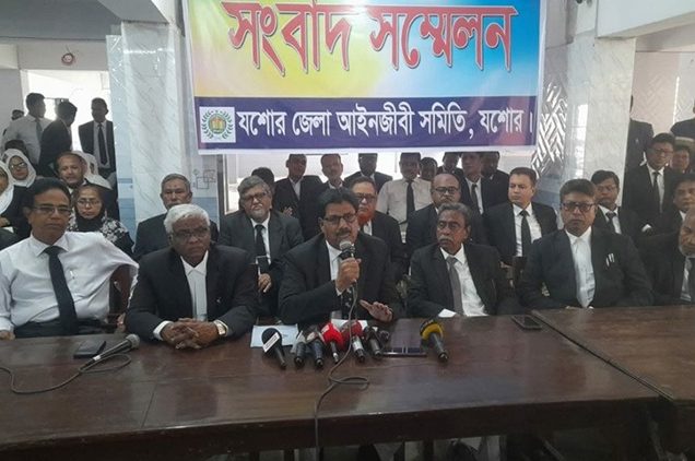 সংবাদ সম্মেলন বক্তব্য দেন যশোর জেলা আইনজীবী সমিতির সভাপতি অ্যাডভোকেট সৈয়দ সাবেরুল হক সাবু
