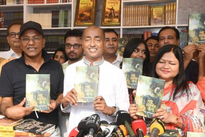 আইনমন্ত্রীর লেখা ‘শুধু মাধবীর জন্য’ বইয়ের মোড়ক উন্মোচন