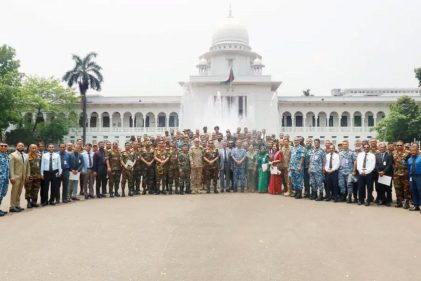 দেশি-বিদেশি এনডিসি প্রশিক্ষণার্থীদের বাংলাদেশের সুপ্রিম কোর্ট পরিদর্শনের দৃশ্য।
