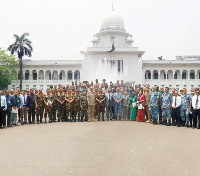 দেশি-বিদেশি এনডিসি প্রশিক্ষণার্থীদের বাংলাদেশের সুপ্রিম কোর্ট পরিদর্শনের দৃশ্য।