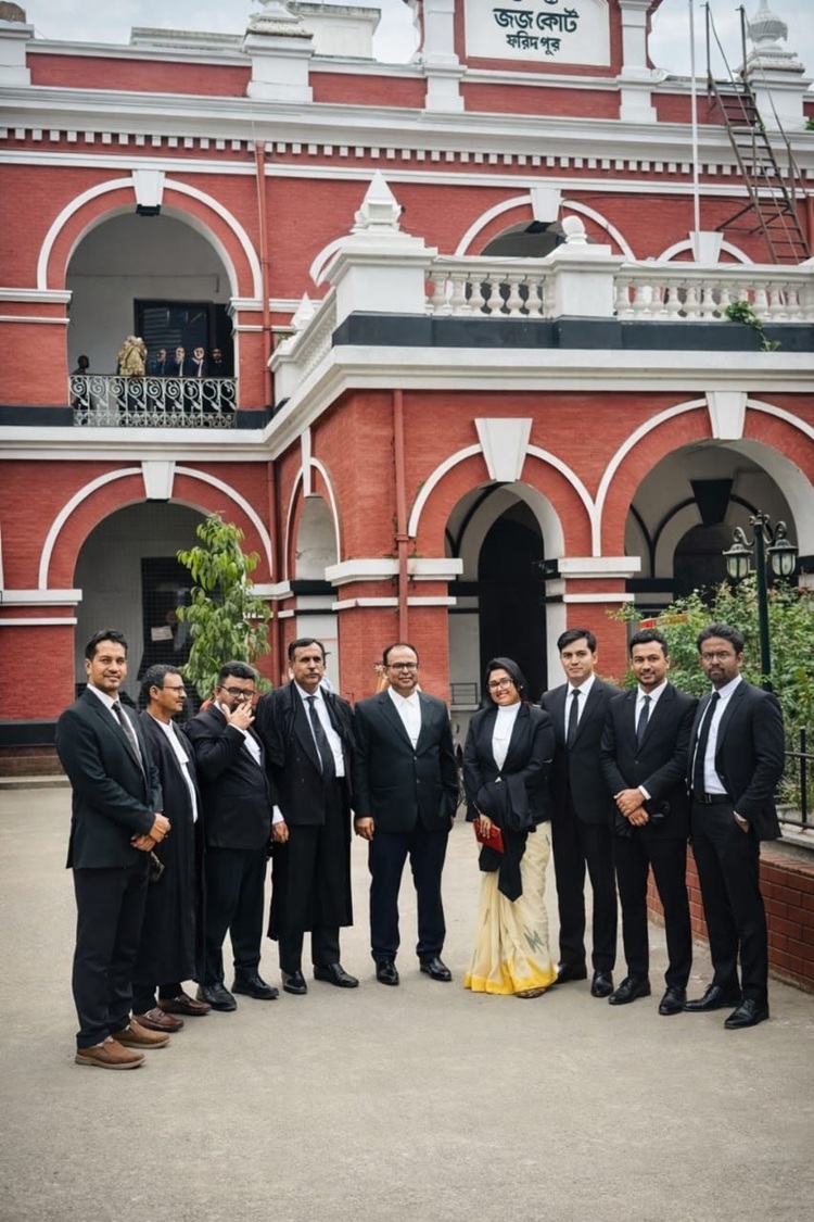 আদালতে শুনানি শেষে অব্যাহতি পাওয়া আসামিদের পক্ষের আইনজীবীবৃন্দ আদালতে শুনানি শেষে অব্যাহতি পাওয়া আসামিদের পক্ষের আইনজীবীবৃন্দ