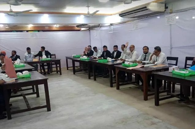 ঢাকা আইনজীবী সমিতির নির্বাচনে প্রথম দিনের ভোটগ্রহণ চলছে