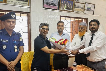 অনুষ্ঠানের শুরুতে উপস্থিত আইনজীবীরা প্রধান অতিথি প্রধানমন্ত্রীর বিশেষ সহকারী তানভীর গনিকে ফুলেল শুভেচ্ছা জানান।