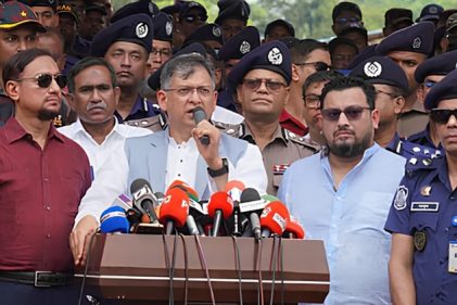 ছবি : জঙ্গল সলিমপুর পরিদর্শন শেষে সাংবাদিকদের ব্রিফ করছেন স্বরাষ্ট্র মন্ত্রী সালাহউদ্দিন আহমদ