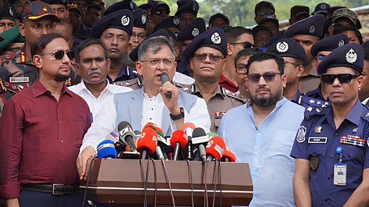 ছবি : জঙ্গল সলিমপুর পরিদর্শন শেষে সাংবাদিকদের ব্রিফ করছেন স্বরাষ্ট্র মন্ত্রী সালাহউদ্দিন আহমদ