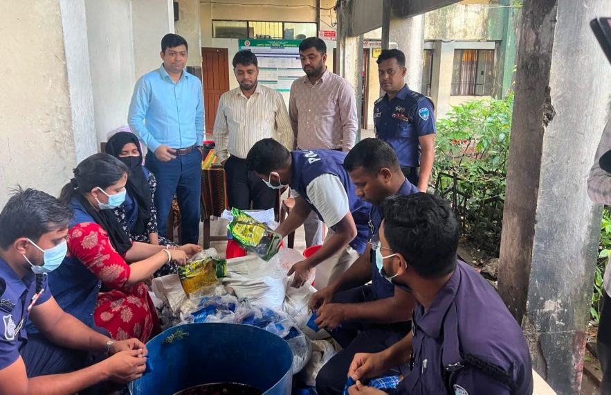 ছবি : কক্সবাজার সিজেএম আদালত কম্পাউন্ডে মাদকদ্রব্য ধ্বংস করা হচ্ছে
